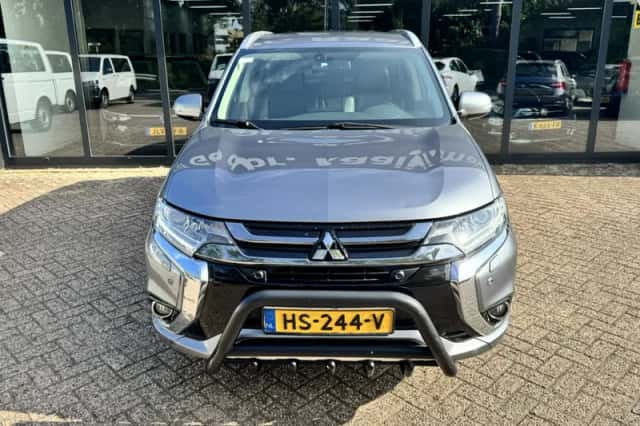Mitsubishi Outlander (2015) thumbnail 3