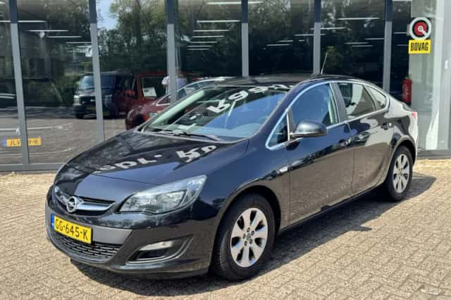 Opel Astra (2015) thumbnail 3