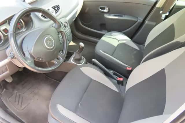 Renault Clio (2011) thumbnail 5