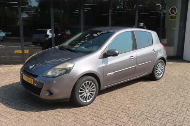 Renault Clio (2011) thumbnail 2