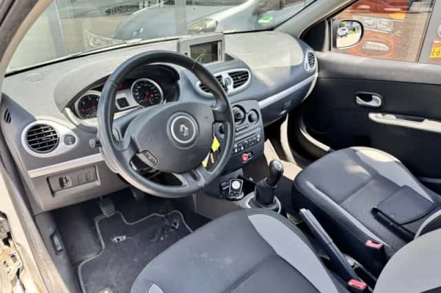 Renault Clio (2011) thumbnail 5