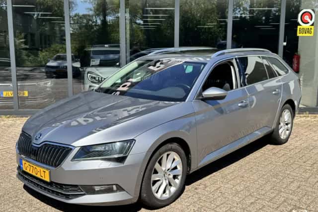 Škoda Superb (2019) thumbnail 2