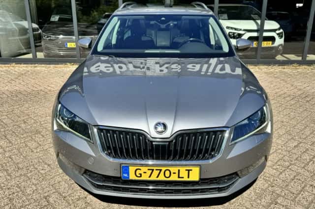 Škoda Superb (2019) thumbnail 4