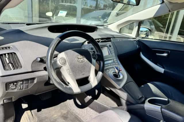Toyota Prius (2013) thumbnail 6
