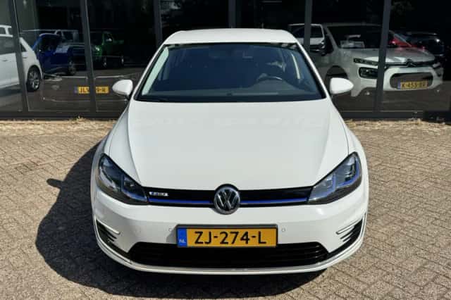 Volkswagen E-Golf (2019) thumbnail 4