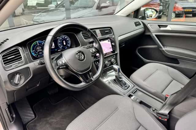 Volkswagen E-Golf (2019) thumbnail 5