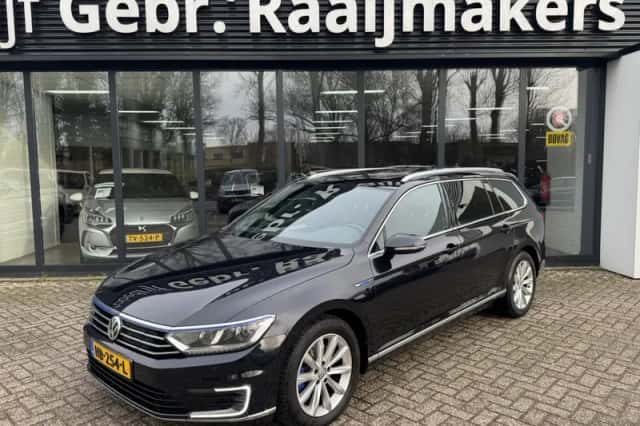 Volkswagen Passat (2015) thumbnail 2