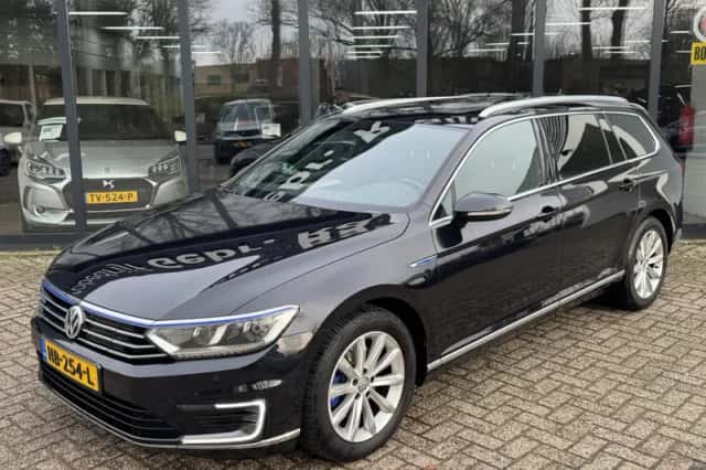 Volkswagen Passat (2015) thumbnail 2