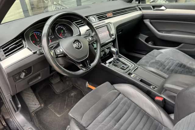 Volkswagen Passat (2015) thumbnail 5