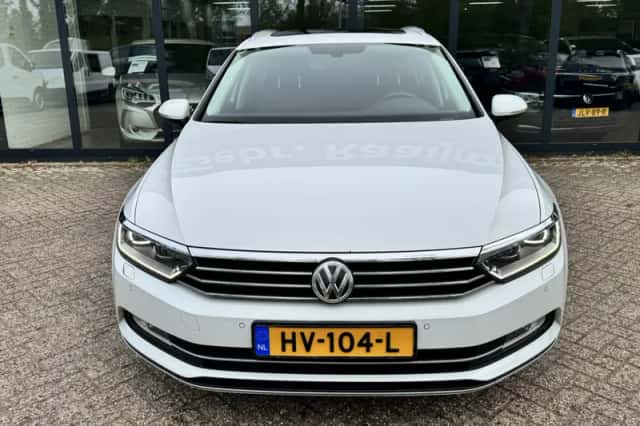 Volkswagen Passat (2016) thumbnail 3
