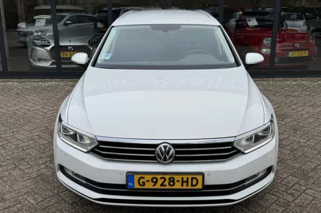 Volkswagen Passat (2019) thumbnail 3