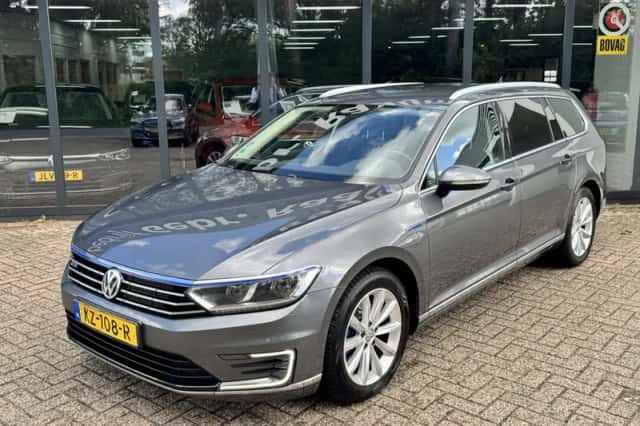 Volkswagen Passat (2016) thumbnail 2