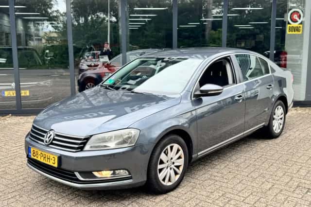 Volkswagen Passat (2011) thumbnail 2