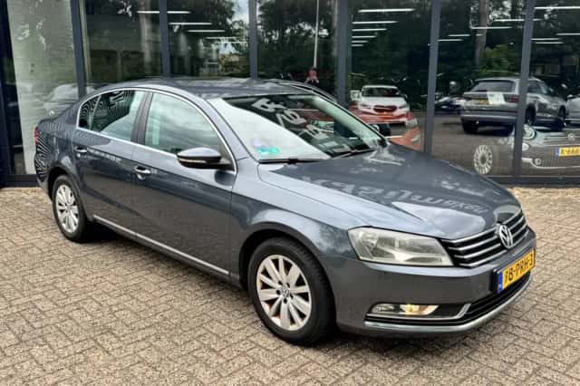 Volkswagen Passat (2011) thumbnail 4