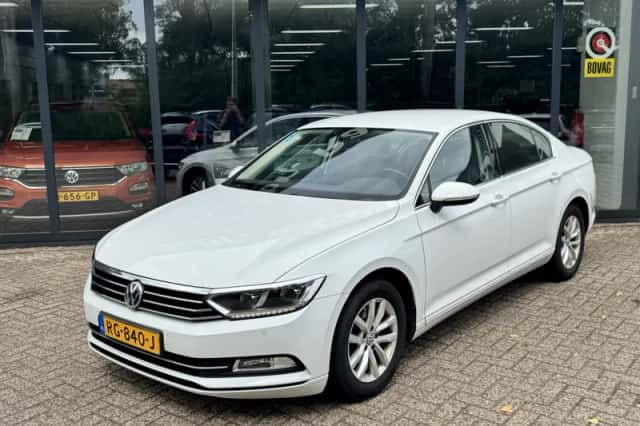 Volkswagen Passat (2017) thumbnail 2