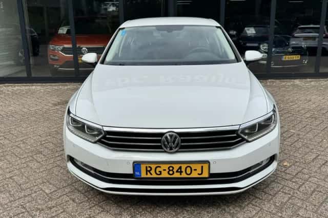 Volkswagen Passat (2017) thumbnail 3