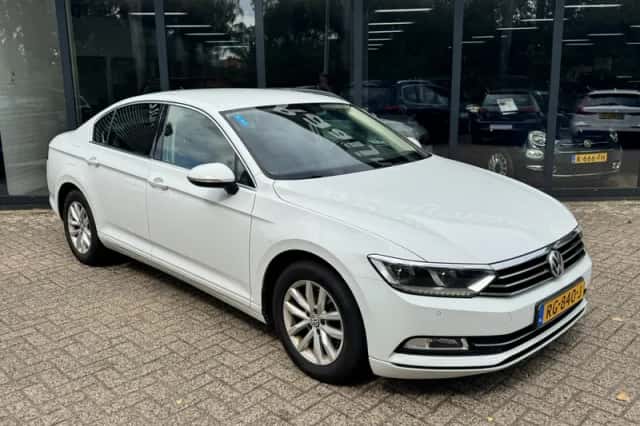 Volkswagen Passat (2017) thumbnail 4