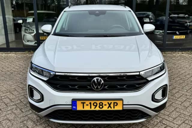 Volkswagen T-Roc (2023) thumbnail 4