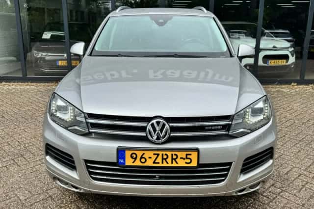 Volkswagen Touareg (2010) thumbnail 3