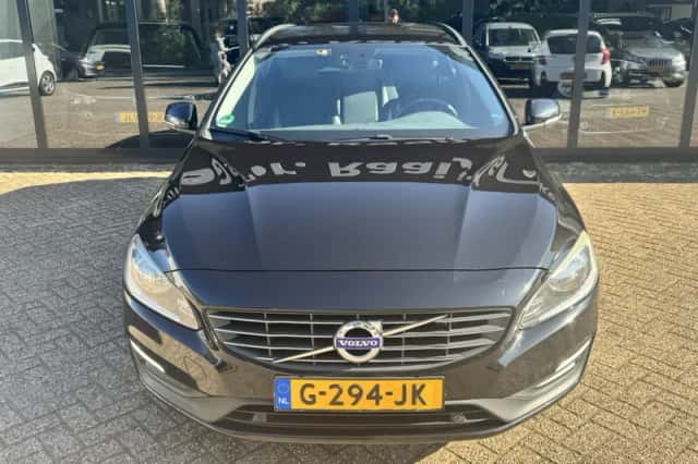 Volvo V60 (2016) thumbnail 3