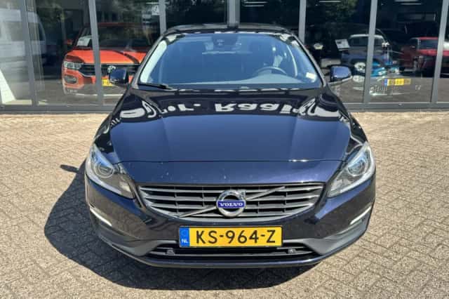 Volvo V60 (2016) thumbnail 3
