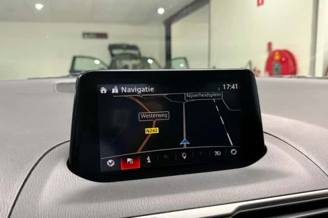 Mazda 3 (2018) thumbnail 2
