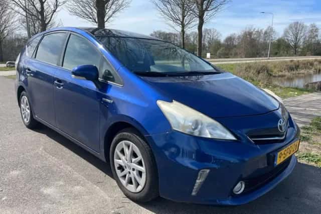Toyota Prius (2013) thumbnail 2