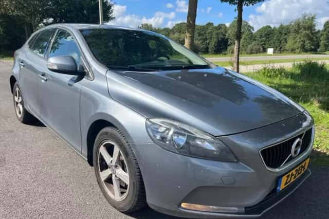 Volvo V40 (2016) thumbnail 2