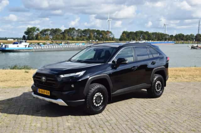 Toyota RAV4 (2022) thumbnail 2