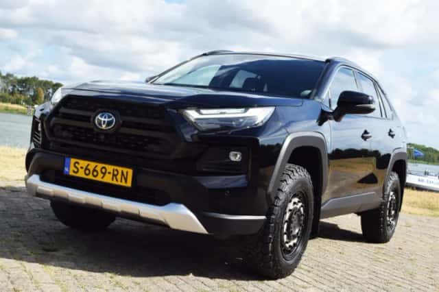 Toyota RAV4 (2022) thumbnail 3