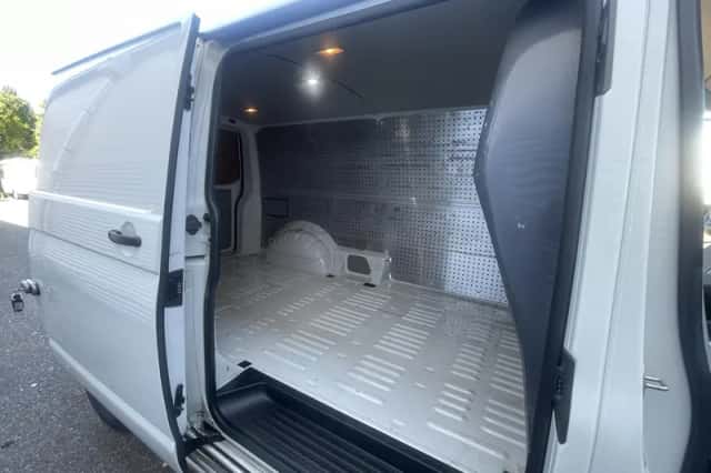 Volkswagen Transporter (2018) thumbnail 18