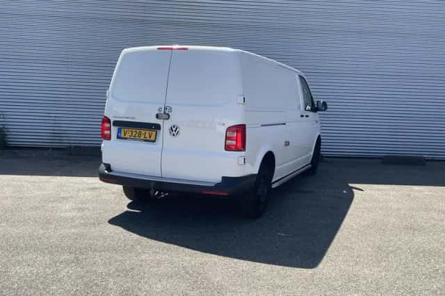 Volkswagen Transporter (2018) thumbnail 3