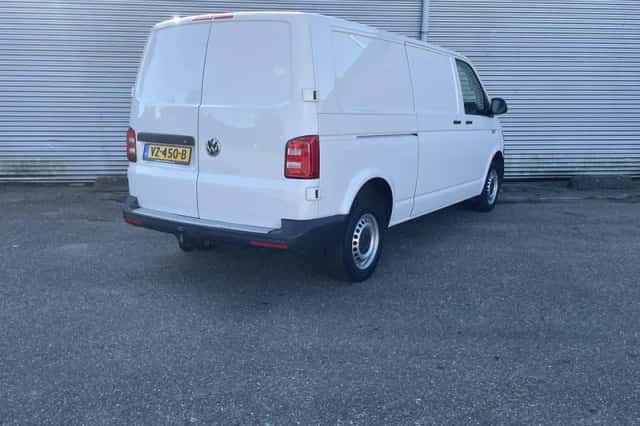 Volkswagen Transporter (2016) thumbnail 3