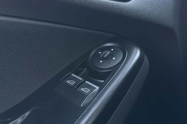 Ford Fiesta (2016) thumbnail 24