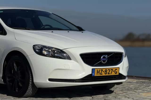 Volvo V40 (2016) thumbnail 2