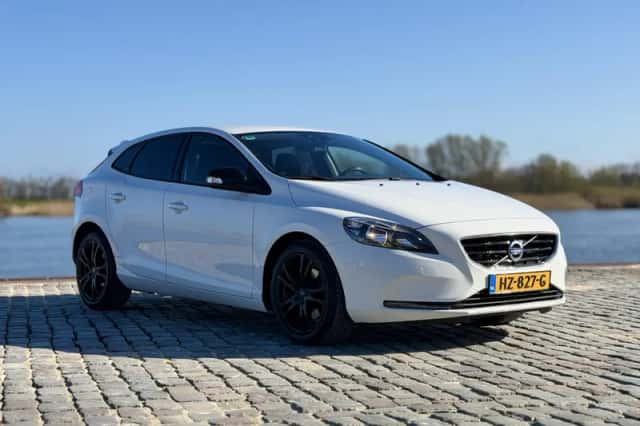 Volvo V40 (2016) thumbnail 3