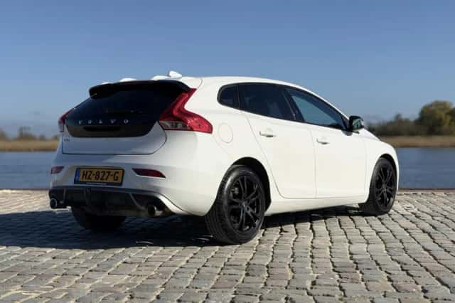 Volvo V40 (2016) thumbnail 5
