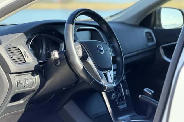 Volvo V40 (2016) thumbnail 10