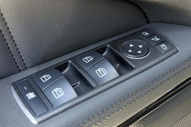 Mercedes-Benz E-Klasse (2012) thumbnail 30