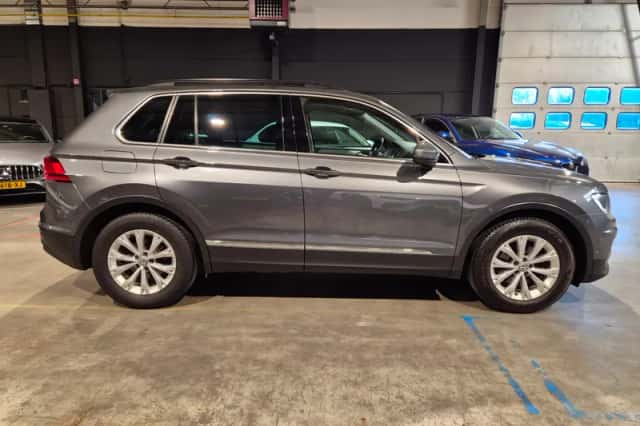 Volkswagen Tiguan (2017) thumbnail 2
