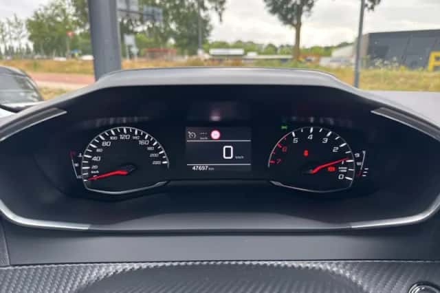Peugeot 2008 (2021) thumbnail 3
