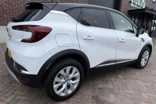 Renault Captur (2022) thumbnail 2