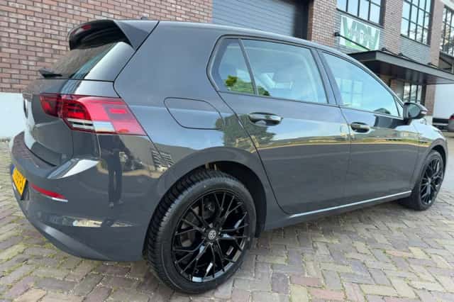 Volkswagen Golf (2022) thumbnail 2