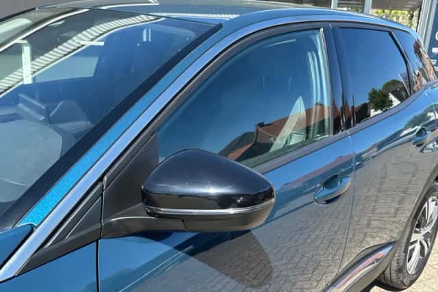 Peugeot 3008 (2022) thumbnail 2