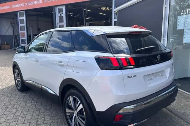 Peugeot 3008 (2022) thumbnail 6