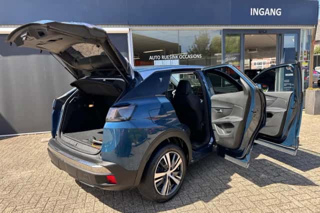 Peugeot 3008 (2022) thumbnail 3