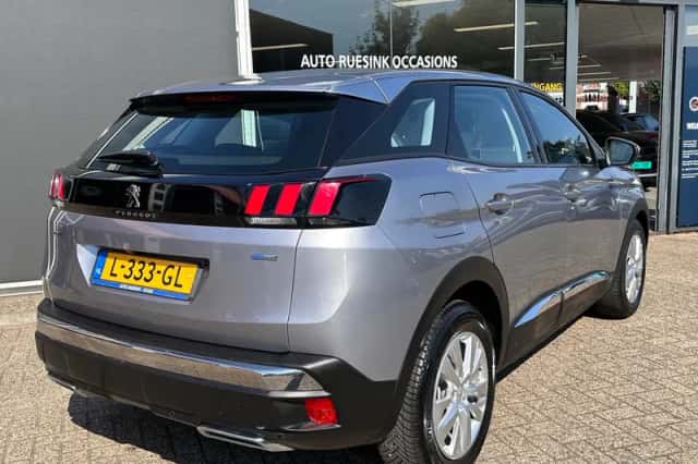 Peugeot 3008 (2017) thumbnail 2