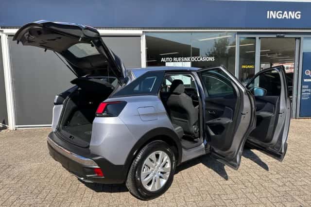 Peugeot 3008 (2017) thumbnail 4