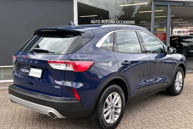 Ford Kuga (2022) thumbnail 2