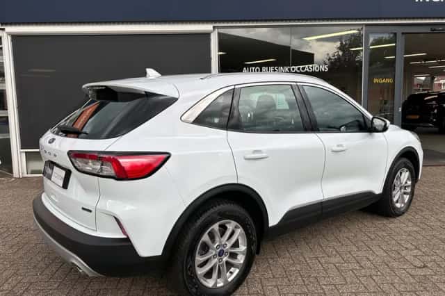 Ford Kuga (2022) thumbnail 2